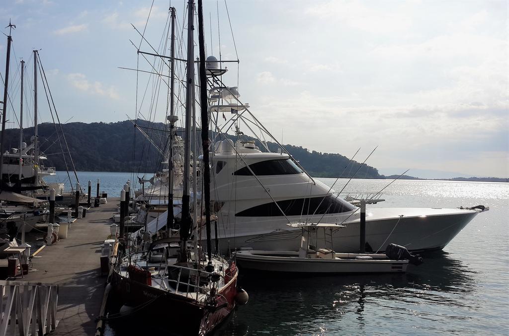 Fish Hook Marina Hotel 골피토 외부 사진